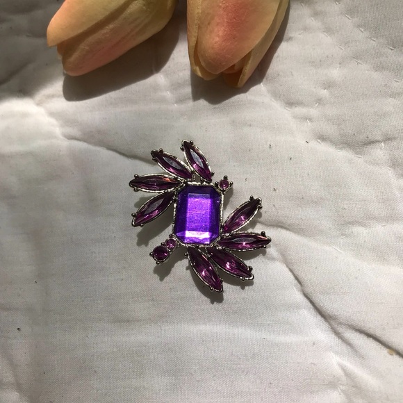 Vintage Jewelry - Vintage Purple Brooch 💜